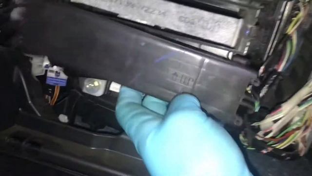 Замена фильтра салона / кондиционера Toyota Hilux от 2015 года смотреть онлайн