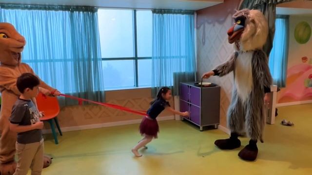 6 лет Элине. Распаковка подарков. Делаем огромную цифру 6. 6 YEARS OLD ELINA. UNPACKING THE GIFTS. смотреть онлайн