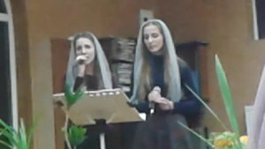 Две сестры близняшки поют песню христианскую.