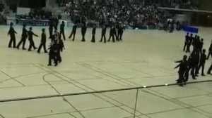 Синхронный марш японских бизнесменов.