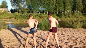 Парни зажигают на речки