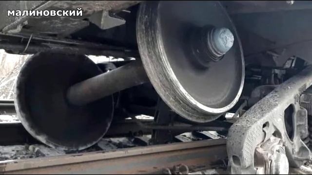 Зачем работники железной дороги стучат по колесам вагонов молотком смотреть онлайн