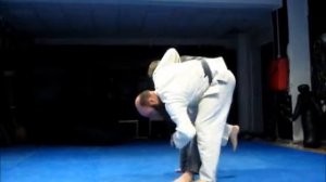 Рычаг колена, бросок кувырком вперед