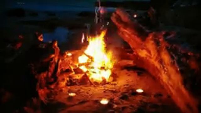 Костер со свечами на берегу океана. Шум волн и расслабляющие звуки огня. 10 часов смотреть онлайн