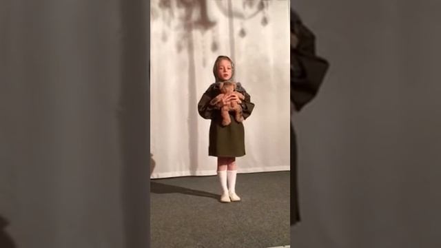 Кира Плиханова, 5 лет. Чтение стихотворения Л. Тасси "Оборванного мишку утешала". смотреть онлайн