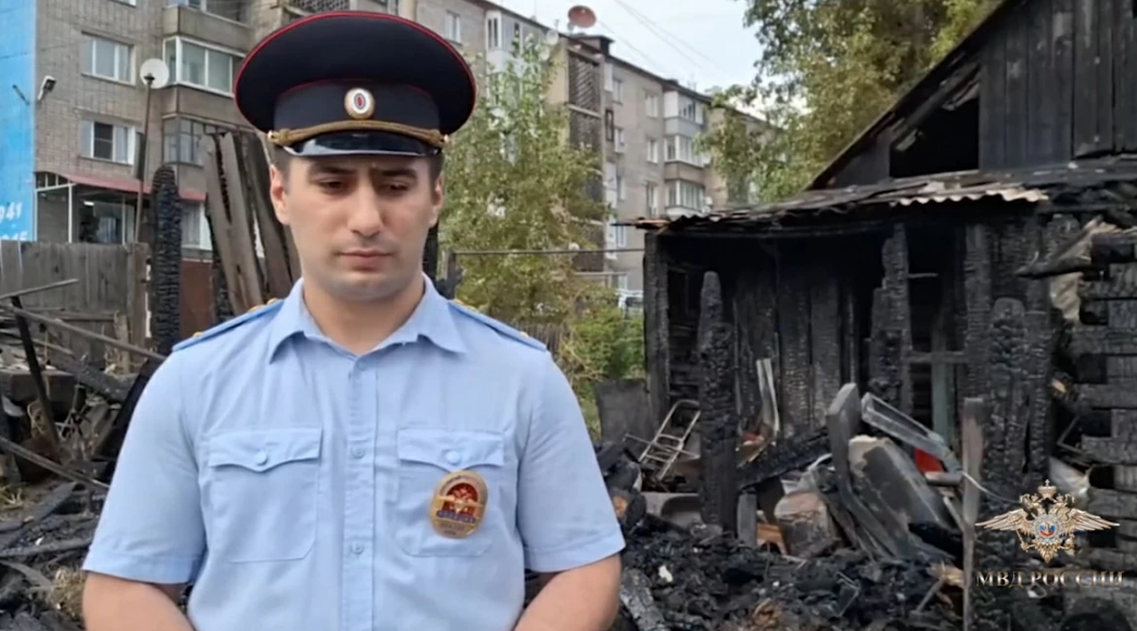В Иркутской области участковый первым оказался возле горящего дома и спас пенсионерку