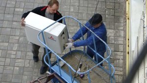 Установка наружного блока кондиционера с помощью автовышки