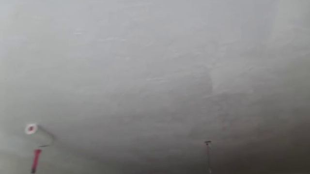 Фактура из шпаклёвки на потолке. покраска потолка валиком.
