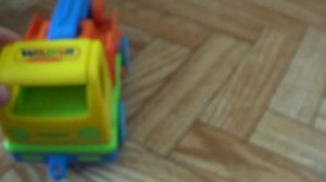 рассматриваем игрушки фирм wader и полесье