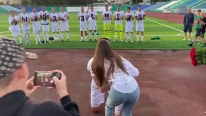 Футболист ФК «Орёл» сделал предложение возлюбленной под восторженные возгласы болельщиков