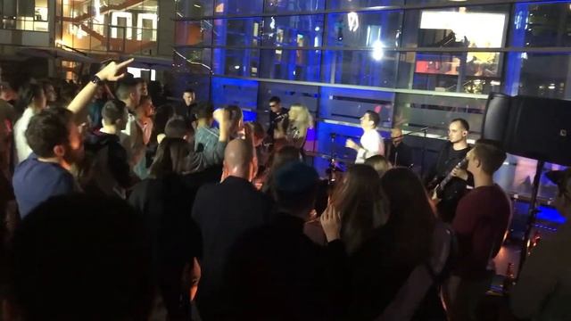 "Москвичка" в Rock. Огненные рок-вечеринки разных компаний смотреть онлайн