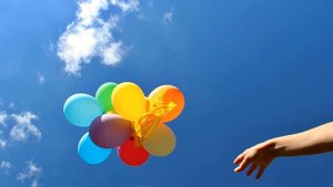 Воздушные шарики в облачном небе