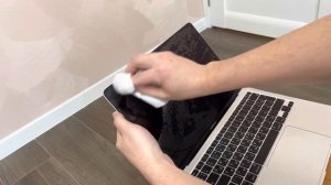 Как протирать экран MacBook от отпечатков пальцев чтобы не было разводов