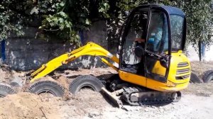 Мини-экскаватор JCB 8016 копает траншею