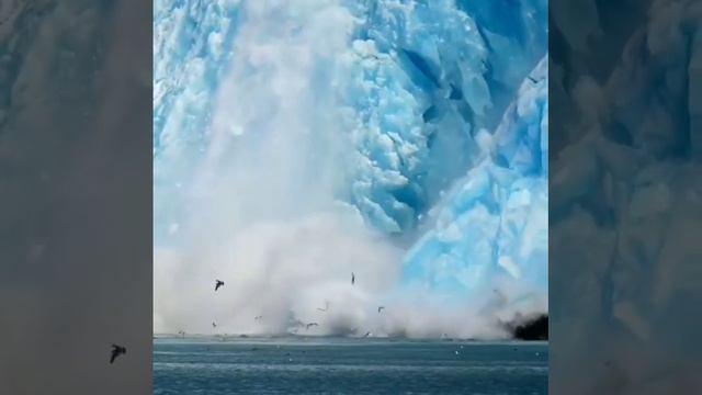 Обрушение льда на леднике Ченега, Аляска