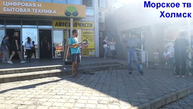 Игра на укулеле в районе Приморского бульвара города Холмск смотреть онлайн