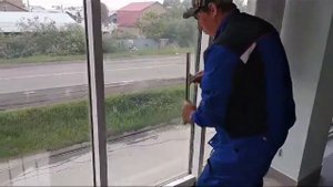 Как за минуту вымыть окна | Обучение от профессиональных клинеров