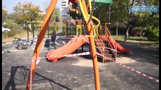 В Ивантеевке завершают установку последней игровой площадки в 2015-м году смотреть онлайн