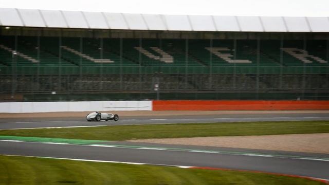 Valtteri rijdt de Classic Mercedes W125 uit 1937! смотреть онлайн