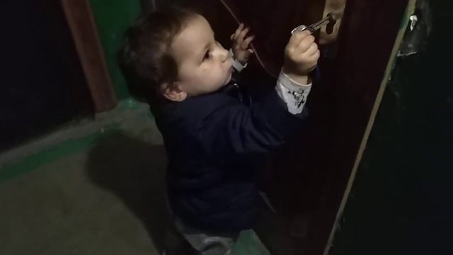 Соня пытается открыть ключом дверь смотреть онлайн