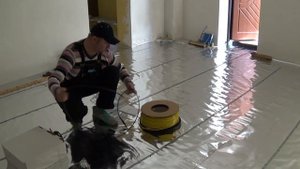 Укладка нагревательного кабеля на фольгу.