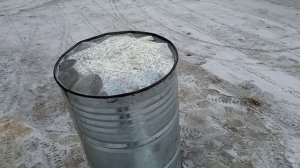 Как вынуть лед из замерзшей бочки с водой.