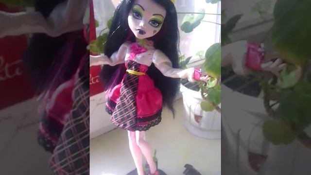 Обзор на куклу Монстер Хай , Дракулаура "Страшные Сказки" смотреть онлайн
