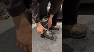 урок1 одеваем горнолыжные ботинки