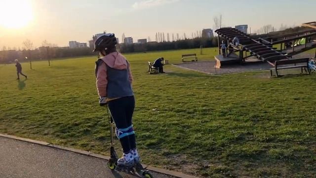 Катание на ролико-самокате. Мини-видео?? смотреть онлайн