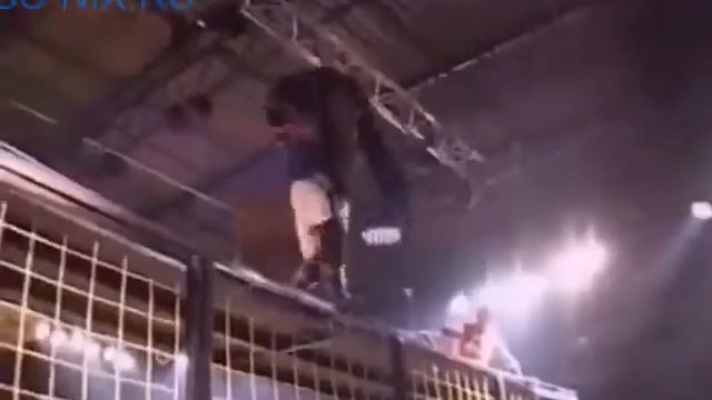 Вот это реслинг, а не та детская показуха, но ума это им не прибавляет смотреть онлайн