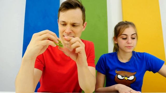 Прикольный видео ЧЕЛЛЕНДЖ - Настольная игра Битва Гекконов! - Challenge шоу Вики и Феди смотреть онлайн