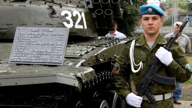 Танк возле музея смотреть онлайн