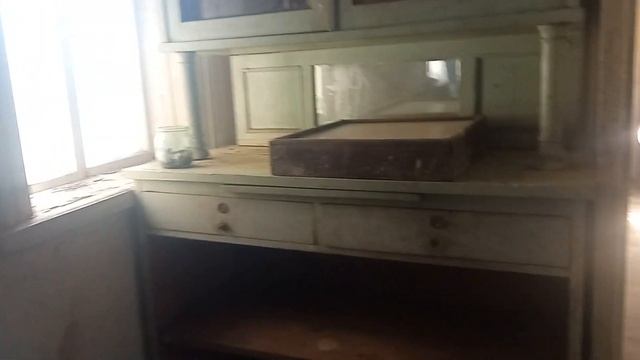 Ремонт старого буфета.Вікна вже засклені.