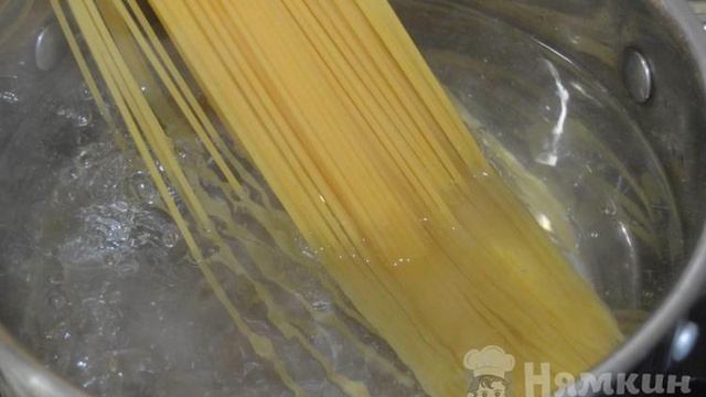 Эринги с макаронами и курицей на сковороде