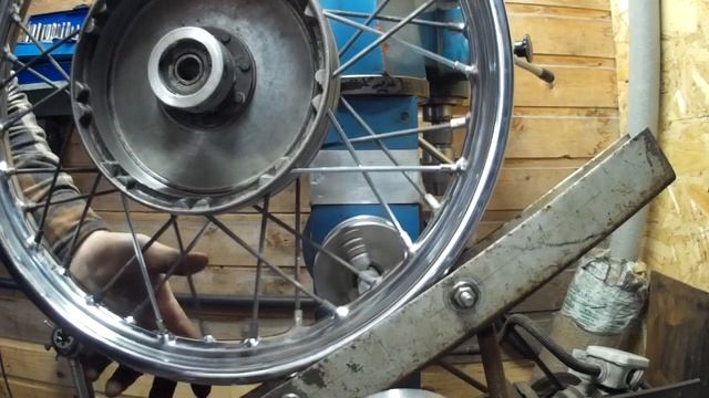 Прокатка вмятин обода спицованного колеса мотоцикла в самодельном приспособлении смотреть онлайн