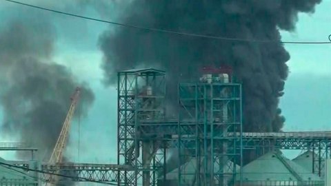 Пожар на нефтебазе в Севастополе полностью ликвидирован