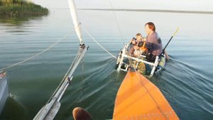 Буксировка парусного складного катамарана моторной лодкой