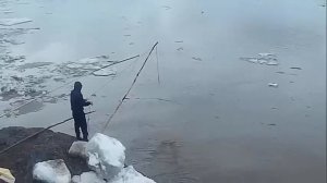 Рыбалка на Паук, со скалы,  Ранней весной в ледоход,  Река Амур