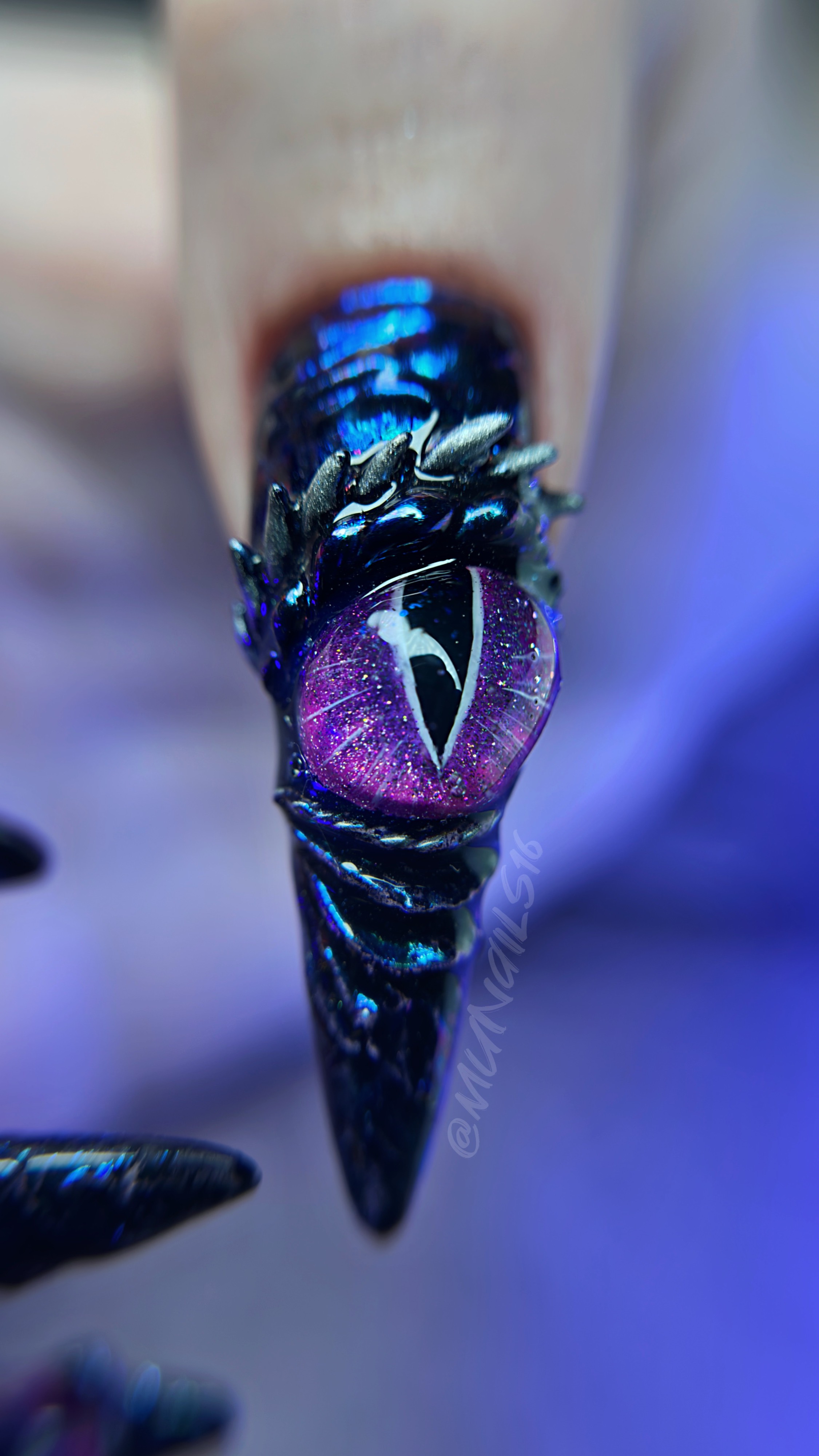 Процесс создания дракона на ногтях #shorts смотреть онлайн