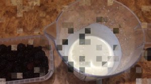 Десерт с ежевикой и сметаной