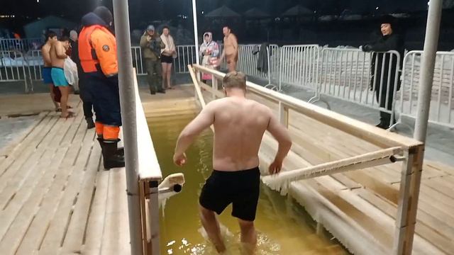 КРЕЩЕНСКИЕ КУПАНИЯ!!! #Крещениегосподне# Купание в проруби. Swimming in the ice water!!