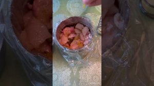 Домашняя куриная ветчина с консервированными огурчиками в ветчиннице