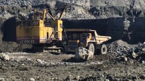 Погрузка белаза 75131 экскаватором ЭКГ 10