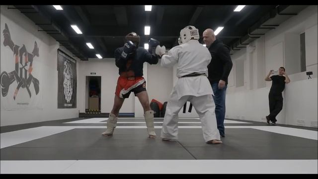 Показательный поединок Тайский бокс против карате смотреть онлайн