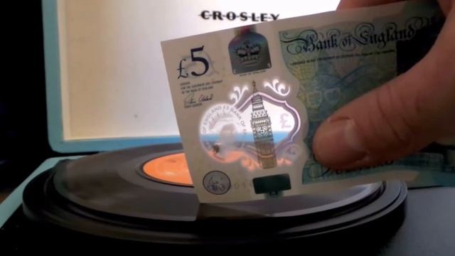 Британец использовал пластиковую банкноту в качестве иглы для проигрывателя винила смотреть онлайн