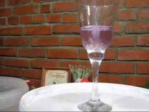 Синий джин Джин на джин- корзине.