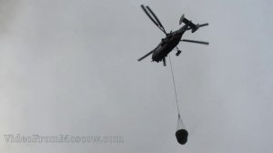 Пожарный вертолёт берёт воду из реки. 8 июля 2015