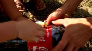 Кока кола взлетает | Ракета из кока колы и ментоса. Coca cola + Mentos video for kids.