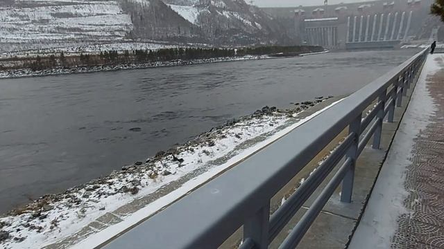 Саяно-Шушенская ГЭС, рядом форелевое хозяйство. смотреть онлайн