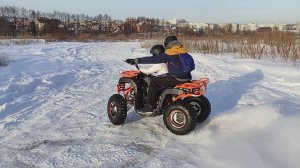 Зимний квадро дрифт родителей с детьми.